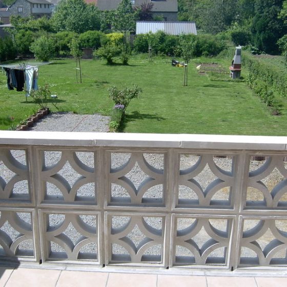 Aménagement d'une terrasse avec une barrière ornementale